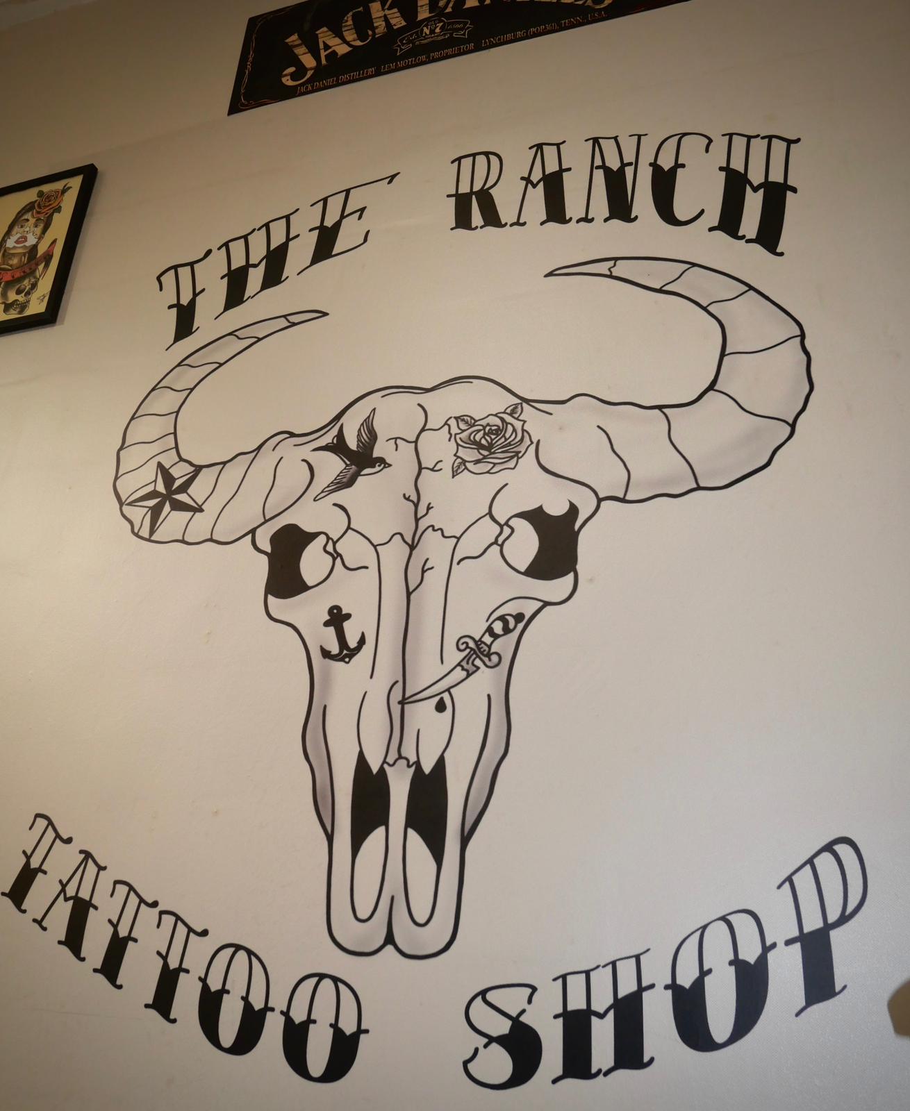 image interieur du salon de tatouage logo du shop sur le mur