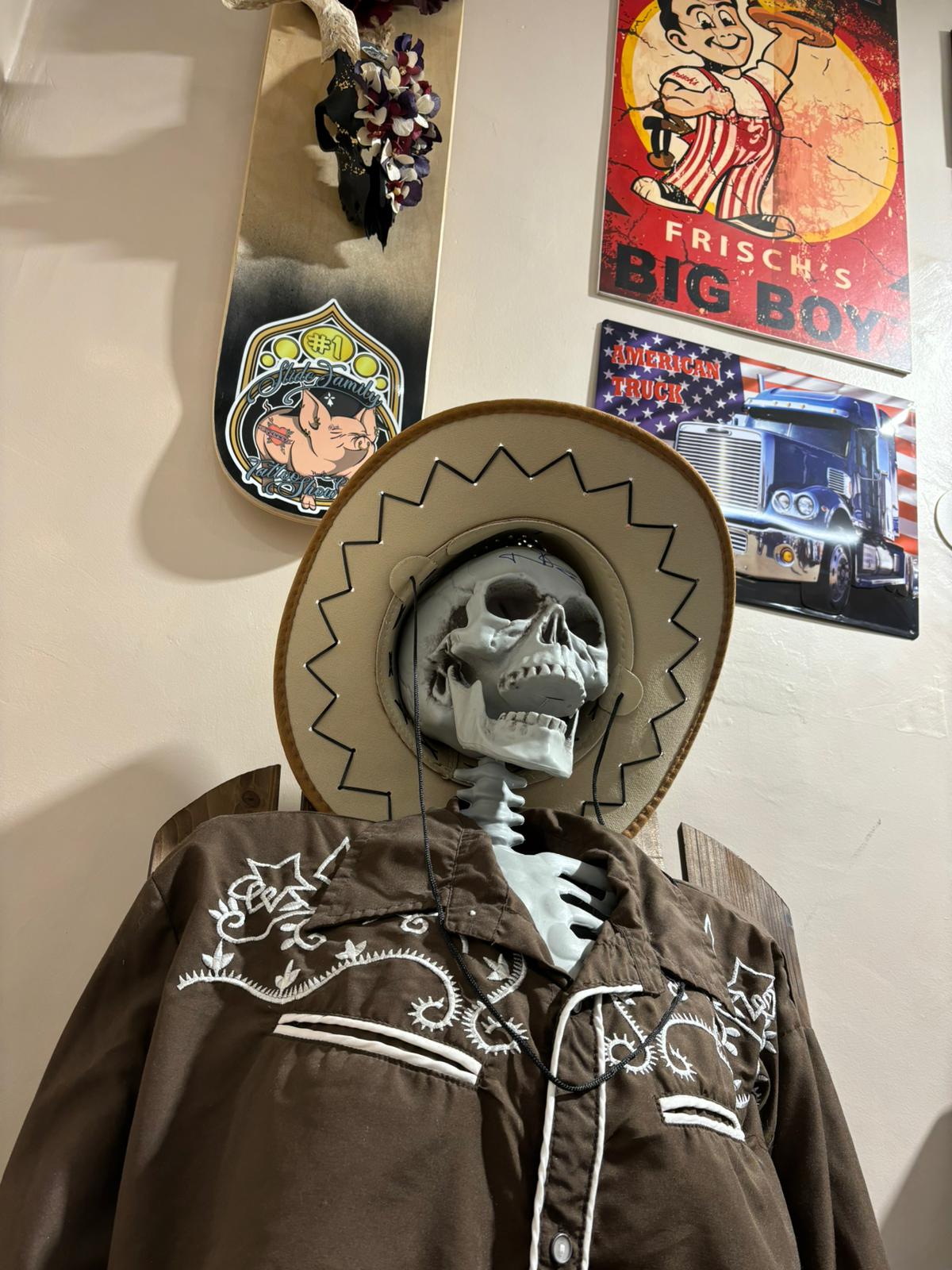 photo interieur du salon de tatouage squelette avec un chapeau mexicain